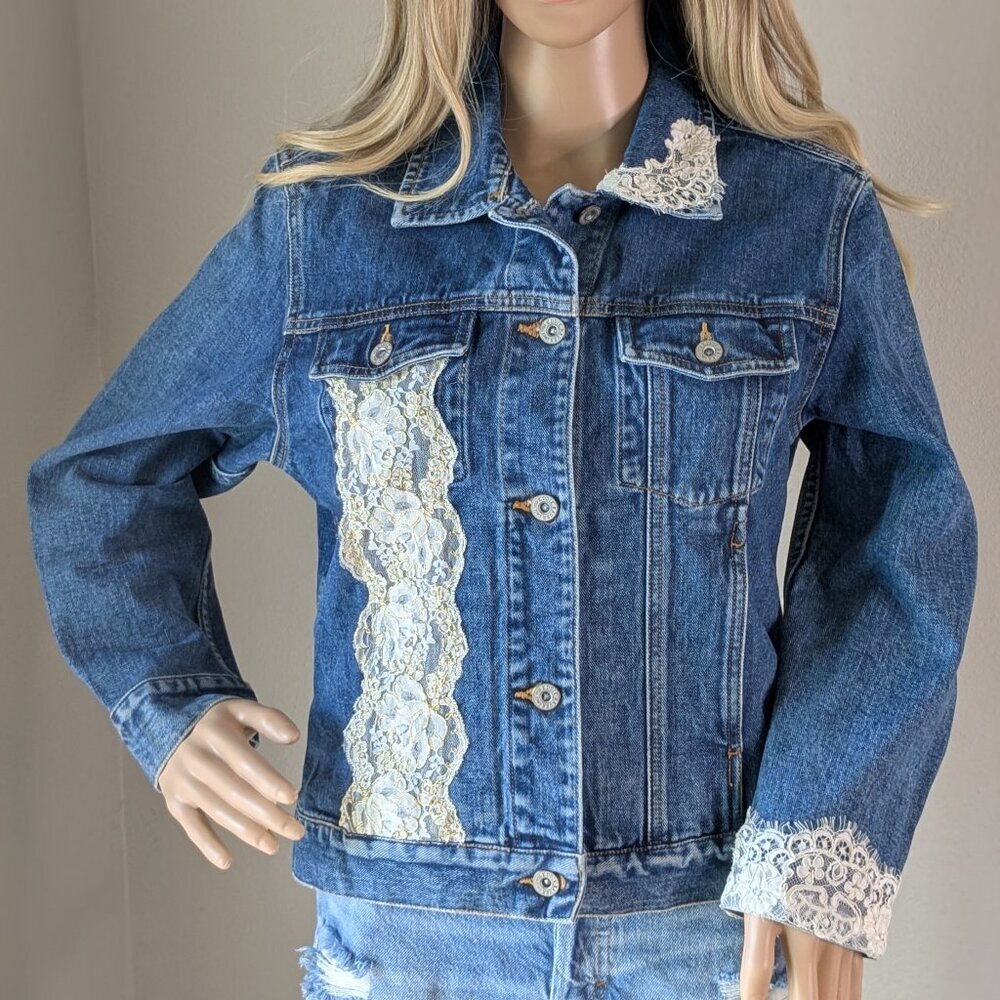 Eddie Bauer Jean Jacket Women's Size Small Denim Blue/White Lace Floral Detail